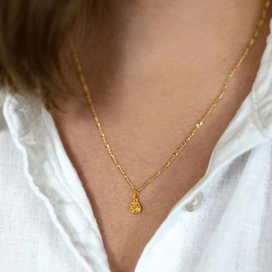 Elegant gold rose flower pendant necklace for women on a thin Figaro chain accessory