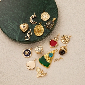 Collection de pendentifs célestes et vintage plaqués or 18 carats avec pierres naturelles