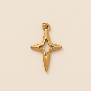 Détail d'un pendentif étoile à quatre branches en or vintage avec découpe et anneau