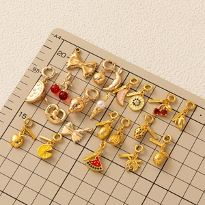 Pendentifs en métal doré en forme de fruits et desserts avec bananes et fraises miniatures