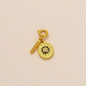 Détail du pendentif kiwi avec petite plaque en métal gravée du mot Patience