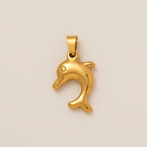 Détail macro du pendentif dauphin en or poli avec un connecteur à bélière large