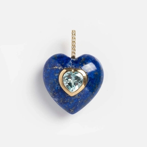 Makroaufnahme vom blauen Herzanhänger mit Goldakzenten und funkelnden Zirkoniasteinen