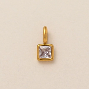 Collier plaqué or 18K avec pendentif cristal carré au design géométrique et minimaliste