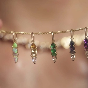 Set aus 18K vergoldeten Edelstahlketten mit bunten quadratischen Zirkonia-Anhängern