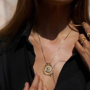 Detail der goldenen Medusa-Münzkette mit Schlangenmuster-Ring im Vintage-Stil