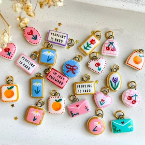 Pendentifs artisanaux émaillés aux motifs floraux et fruités pour la création de bijoux