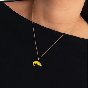 Collar con colgante de camaleón amarillo minimalista y cadena de oro fina para mujer