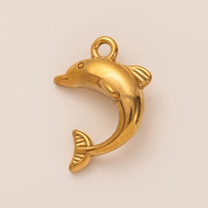 Makroaufnahme von Delfin-Anhänger aus 18K vergoldetem Edelstahl für DIY