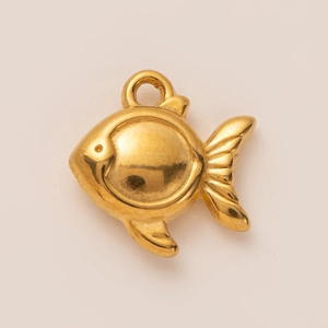 Detailaufnahme eines 18K vergoldeten Fischanhängers aus Edelstahl für DIY-Schmuckdesign