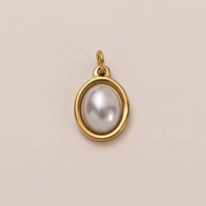 Elegante ciondolo ovale in acciaio inossidabile placcato oro 18K con perla bianca