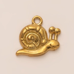 Detail eines 18K vergoldeten Edelstahl Schneckenanhängers mit realistischer Spiralstruktur
