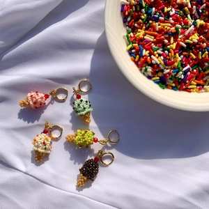 Boucles d'oreilles pendantes artisanales en perles en forme de cône de glace coloré