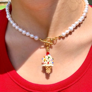 Collier en perles blanches avec pendentif glace fait main et fermoir à bascule doré