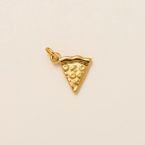 Dettaglio ravvicinato di un ciondolo a fetta di pizza 3D in acciaio inossidabile placcato oro