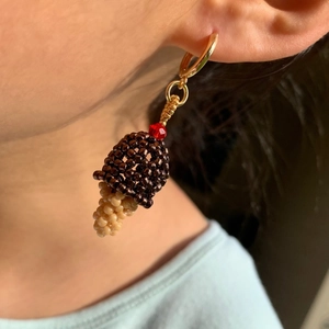 Boucles d'oreilles pendantes en perles forme crème glacée avec anneaux dorés portées