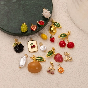 Bunte 14k vergoldete Fruchtanhänger mit Emaille-Kirsche, Traube und Zitronen-Charms
