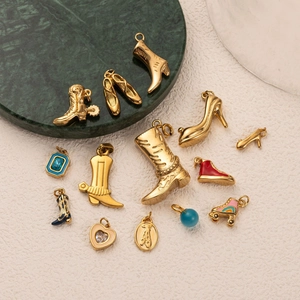Varietà di ciondoli a stivale e scarpa in acciaio inossidabile dorato 18K per gioielli