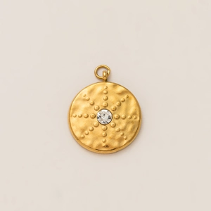 Vue macro détaillée du pendentif soleil plaqué or 18K avec un cristal central brillant
