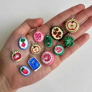 Colgantes pintados a mano de corazones y frutas para collares hechos a mano