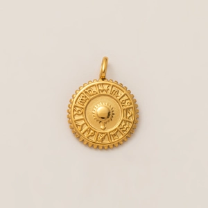 Détail du pendentif médaillon soleil et zodiaque plaqué or 18 carats aux bords dentelés