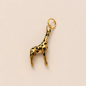 Detailopname van een kleine gouden giraf hanger met zwarte emaille vlekken