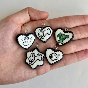 Detalle de colgantes de corazón DIY con dibujos animados y anillos de metal