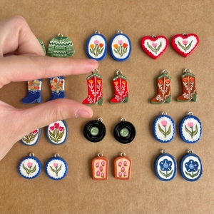 Colgantes de corazón y botas pintados a mano para crear collares de bricolaje