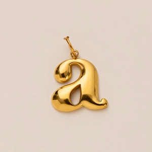 Detail van 18K vergulde hanger met kleine letter a en gladde gepolijste metalen afwerking