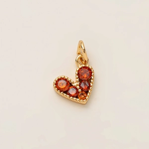 Vue détaillée du pendentif en cœur plaqué or 18 carats avec cinq gemmes orange ambre