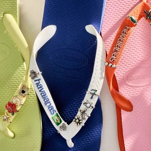 Detailweergave van kleurrijke DIY-bedeltjes voor slippers met poker- en bloemmotieven