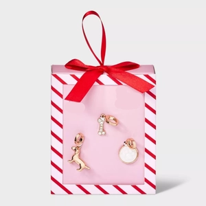 Set di tre ciondoli dorati bassotto e osso in una confezione regalo rosa a strisce