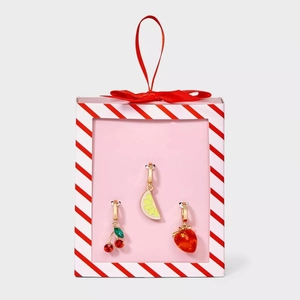 Vista dettagliata di ciondoli a forma di frutta placcati oro 18K in confezione regalo