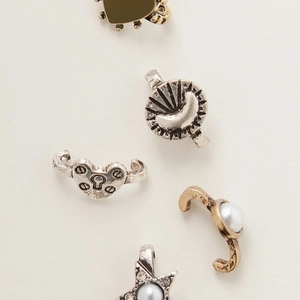 Macro detail van vintage DIY bedeltjes met parels, sterren en maan voor slippers