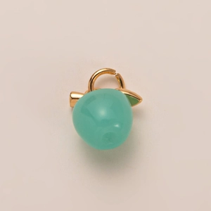 Detail van de mintgroene appel hanger met 14k verguld blad op een displaystandaard