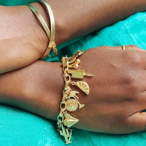 Set di bracciali dorati con ciondoli estivi a forma di ciliegia e limone stile vacanza