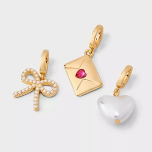 Set di ciondoli chic con fiocco dorato perla e cuore a busta con chiusura a molla