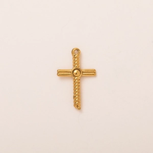 Macro d'un pendentif croix en acier inoxydable plaqué or 18K avec texture torsadée