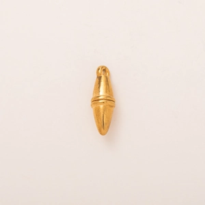 Détail d'un pendentif fuselé en acier inoxydable plaqué or 18K avec des lignes horizontales