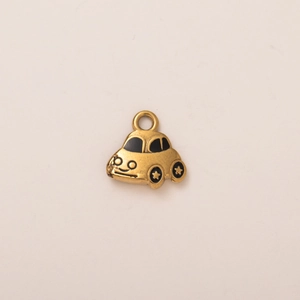 Détail d'un pendentif voiture en plaqué or 18K avec émail noir et roues étoilées