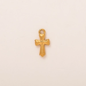 Détail d'un pendentif croix en acier inoxydable plaqué or 18K avec faces facettées
