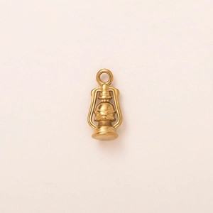 Détail macro d'un pendentif lanterne vintage plaqué or 18K avec des finitions précises