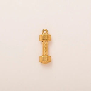 Détail macro du pendentif haltère doré montrant la texture antidérapante et l'anneau fixe