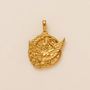 Gouden vintage halsketting hanger met gevleugelde godin reliëf tarot design