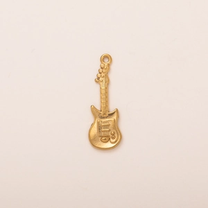 Vue macro d'un pendentif guitare en acier inoxydable plaqué or 18K poli et brillant
