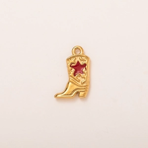Detalle macro del colgante de bota vaquera dorada con estrella roja y grabados