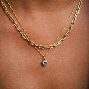 Zweilagige 18k vergoldete Halskette mit blauem Dreiecks-Edelstein und eleganter Büroklammer-Kette