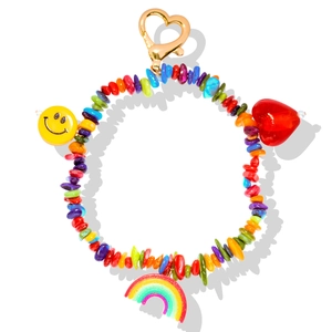 Detailansicht der bunten Perlenkette mit goldenem Herzverschluss und Regenbogen-Anhänger