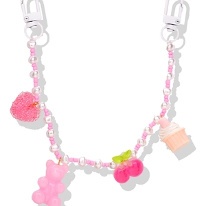 Detailaufnahme der rosa Perlenkette mit Cupcake-, Bären- und Kirsch-Anhängern