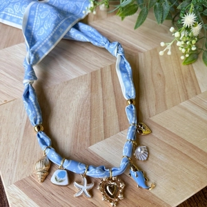 Boho υφασμάτινο κολιέ με γαλάζιο φλοράλ μοτίβο και χρυσά μενταγιόν με θαλάσσια θέματα